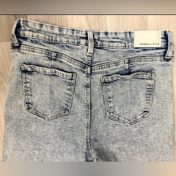 Kendall and Kylie jeans stonewashed the icon straight - Picture 3 of 4